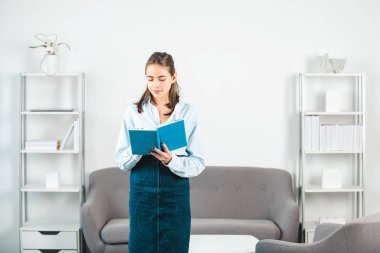 Düşünen öğrenci ya da genç öğretmen. Ofisteki modern işyerinde çalışan çekici bir sekreter kadın. Ofisin içindeki güzel muhasebeci kız..