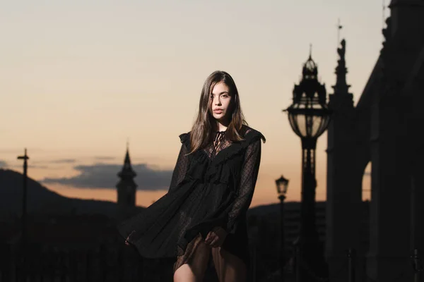 Modelo feminino bonita na cidade de verão na Europa. Mulher na moda posando na rua da cidade noite em Budapeste. — Fotografia de Stock