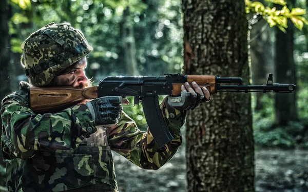 Guerra de Ucrania. Conflicto militar, concepto geopolítico. Soldados rusos o ucranianos con rifle. Rusia vs Ucrania soldado. — Foto de Stock