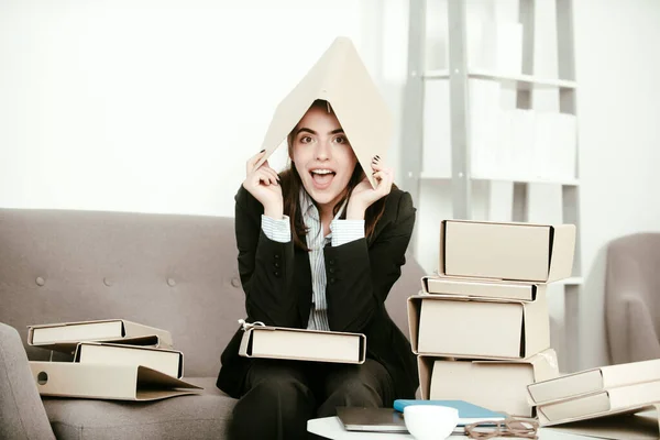 C'est dingue. Portrait de jeune femme d'affaires comptable en tenue de travail au bureau. Succès gestionnaire femme, belle secrétaire fille. — Photo