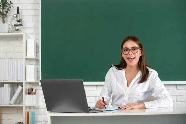 Женщина студентка в университете, школьное образование, Молодая женщина учится в колледже классе, онлайн обучение в школе, дистанционное образование. — стоковое фото
