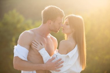 Aşık bir çiftin romantik portresi. Tutkulu bir adam şehvetli bir kadını öpüyor. Sarıl ve öp. Şehvetli bir öpücük, erkek kadını öptü..