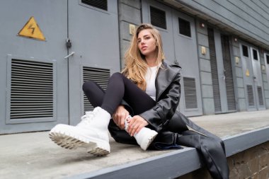 Avrupa 'nın yaz şehrinde güzel bir kadın model. Sokakta poz veren modaya uygun bir kadın. Model kız üzgün, kızgın ve dışarıda üzgün hissediyor. Şehirli Vogue kızı.