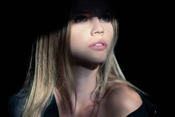Retrato de mulher jovem bonita close-up em preto. Rosto sensual de modelo feminino elegante em estúdio. Senhora elegante. — Fotografia de Stock