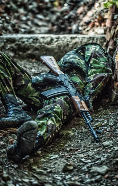 Soldado muerto mató soldados rusos. Oficial de Ucrania en uniforme, soldados muertos en la guerra. — Foto de Stock