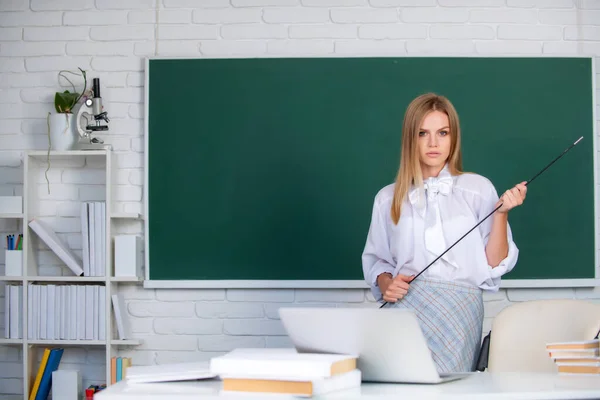 Jonge leraar met wijzer. mooi student, schattig blond jong vrouw in klas op school. — Stockfoto