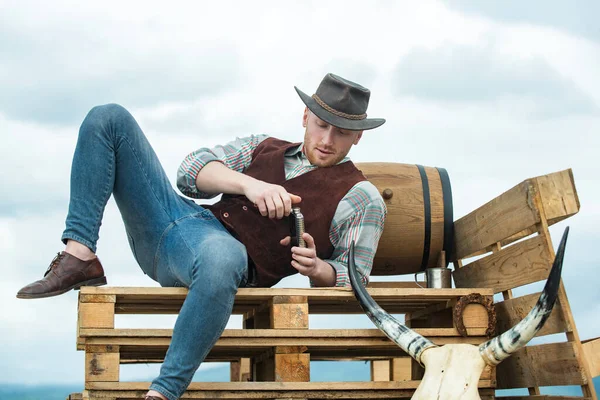 Sexy western man with cowboy hat. Guy drinking whiskey. — Stock Photo, Image