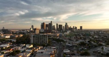 Los Angeles şehir merkezinde uçan bir hava aracı. Los Angeles şehir merkezinin şehir manzarası. Top Aerial View Sinemasal Drone Görüntüsü.