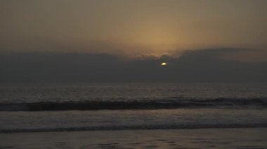 Dalgalı sahil, yaz deniz manzarası. Gün batımında deniz ya da okyanus dalgaları.