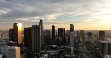 Los Angeles şehri. Gün batımında gökyüzü manzaralı..