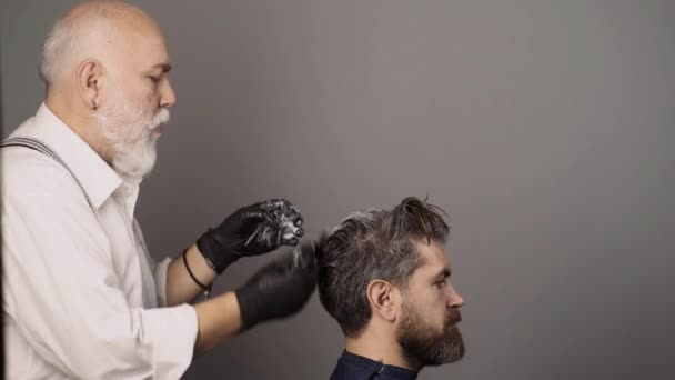 남자의 머리카락을 염색하는 과정. 이발소에서 수염을 기른 채죽어 가는 전문 미용사. — 비디오