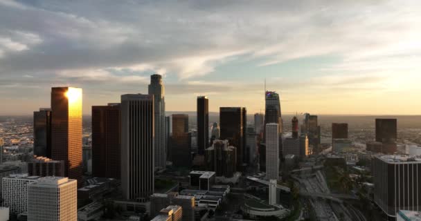 Stad van Los Angeles stadsgezicht skyline schilderachtig uitzicht op de lucht bij zonsondergang. — Stockvideo