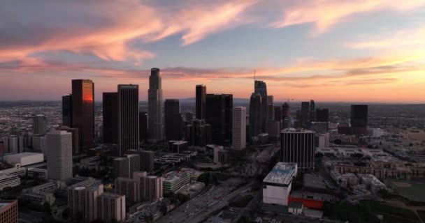 Downtown Los Angeles luchtfoto uitzicht, het zakelijke centrum van de stad. Los Angeles luchtzicht, vliegen met drone. — Stockvideo