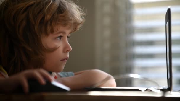 Roztomilé dítě s notebookem, kluk studující přes online e-learning. systému. Zavřít dětskou tvář. — Stock video