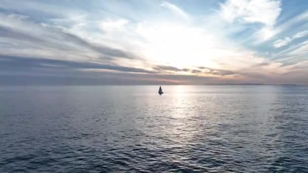 Drone view of a boat sailing across the blue clear sea or ocean. Sailboat in sea. Sky sea and yacht. — Stock Video