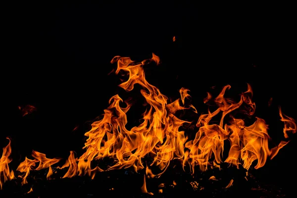 Llamas de fuego sobre fondo negro. Fuego quemar llama aislada, textura abstracta. Efecto llameante con fuego ardiente. —  Fotos de Stock