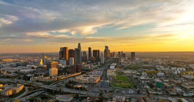 Los Angeles şehri, gün batımında gökyüzü manzaralı. Los Angeles Meleklerinin Uçuşu, İHA ile Los Angeles 'ı filme aldı..