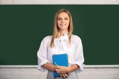 Öğrenci elinde kitap tutuyor, sınava hazırlanıyor ve sınıfta dersler öğreniyor..