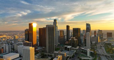 Los Angeles şehir merkezinde uçan bir hava aracı. Los Angeles şehir merkezinin şehir manzarası. Los Angeles İHA ile hava görüntüsü.