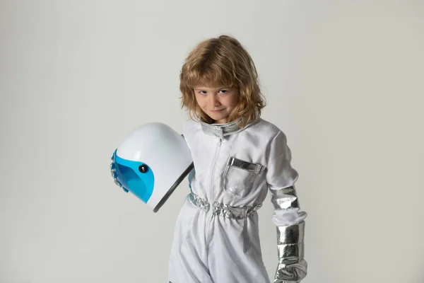 Un niño pequeño quiere volar en el espacio con un casco de astronauta. Copiar espacio. Innovación e inspiración para niños. — Foto de Stock