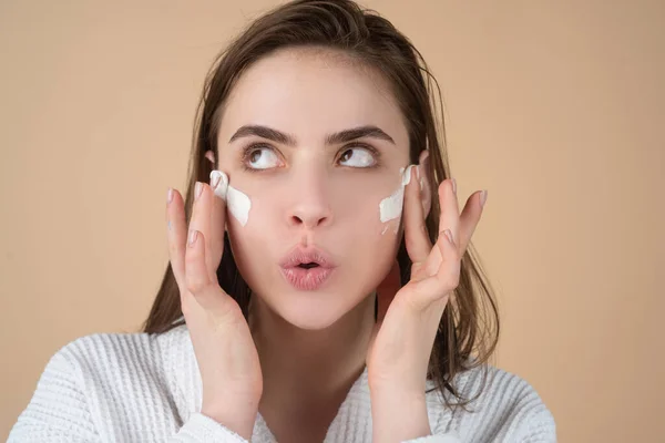 Frau Gesichtsmaske, Gesicht Ton. Schöne lustige Frau mit kosmetischen Gesichtsbehandlung, Wellness-Hautkonzept. Hautpflege Schönheitsbehandlung. Kosmetik und Wellness. — Stockfoto