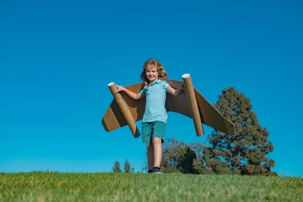 空に翼を持つ男の子は、パイロットと飛行の夢を想像しています. — ストック写真