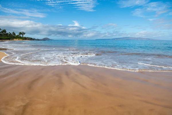 Calm sea beach background. Summer tropical beach with sand. Ocean water. Natural seascape. — Stock Photo, Image