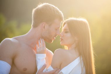 Şehvetli bir öpücük, bir adam bir kadını öptü. Şehvetli bir aşk yaşayan seksi bir çift. Seksi çiftin ön sevişme ve aşk oyunları. Keyif alıyorum..