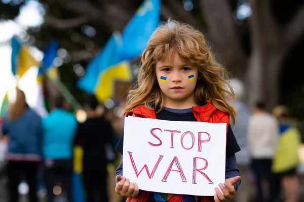 Crianças com cartaz com bandeira de conflito russo, protesto militar. Criança com mensagem Stop War. América ficar com a Ucrânia. — Fotografia de Stock