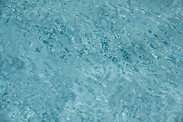 プールの水の背景、青い波の抽象的または波形の水のテクスチャの背景. — ストック写真