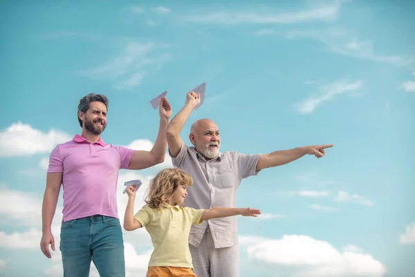 Avô pai e filho brincando com avião de brinquedo ao ar livre no céu. Família feliz. Geração de três homens. Infância feliz. — Fotografia de Stock