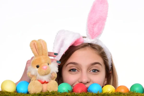 A menina de Páscoa olha em orelhas de coelho de coelho com a caça de ovo. Orelhas de coelhinho. Isolados. — Fotografia de Stock