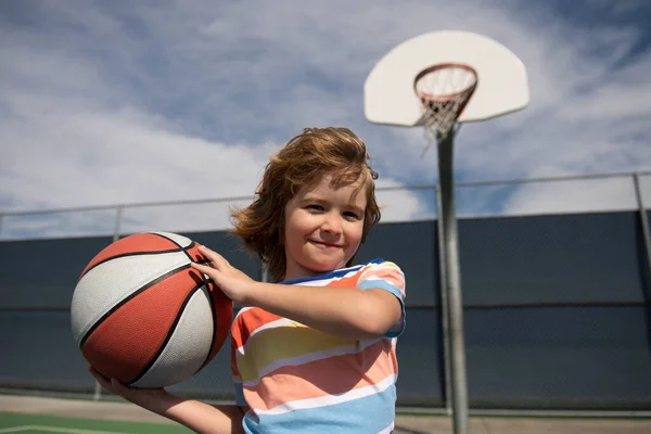 Killen spelar basket med basket. Porträtt av sportiga barn. — Stockfoto