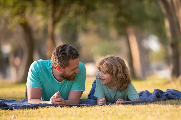 Padre e hijo relajándose en la naturaleza en el parque. Actividad de fin de semana feliz concepto de estilo de vida familiar. Concepto de infancia y crianza. — Foto de Stock