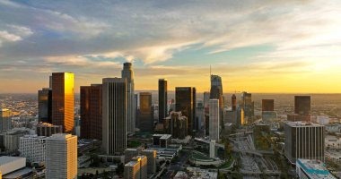 İHA ile Los Angeles hava görüntüsü. Los Angeles Şehir Merkezi Top Aerial View Sinema Dronu.