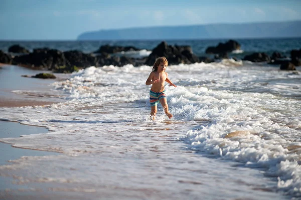 Kid Jumping im Meer Ozeanwellen. Sprung um Sprung plätschert. Sommertag, Meeresküste, Strand. Aktives Lifestyle- und Freizeitkonzept für Kinder. — Stockfoto