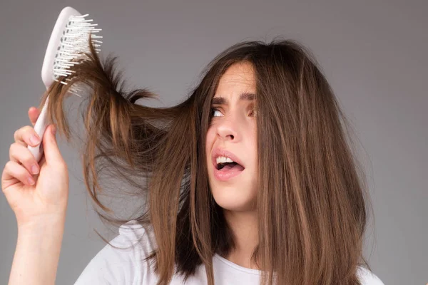 Kobieta wypadanie włosów z grzebieniem i problematyczne włosy. Utrata włosów zestresowana kobieta i łyse problemy. — Zdjęcie stockowe