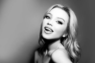 Şehvetli kadın model yüzü. Doğal çıplak makyajlı güzel bir modelin portresi. Seksi dilli güzel kız..