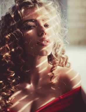 Güzel genç bir kadın. Parlak kıvırcık saçlar. Dalgalı saç modeli ile güzel model kadın. Kıvırcık saçlı güzel bir kadın. Uzun sarı saç modeli ile kadın glamour yüz.