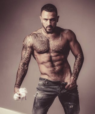 Sabah rutininin tadını çıkarıyorum. vahşi sporcu banyoda yıkama. Steroid. seksi dövme adam sabun köpük ile sünger tutun. spor ve fitness. atletik vücutile kaslı maço adam. Sabah duş için hazır