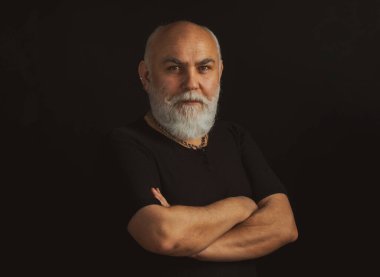 Son sınıf öğrencisinin portresi. Siyah üzerine yakın plan yüz.