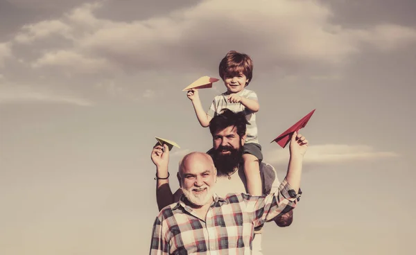 Père fils et grand-père se relaxent ensemble. Grand-père avec fils et petit-fils qui s'amusent dans le parc. Week-end jeu de famille. Hommes d'âges différents. — Photo