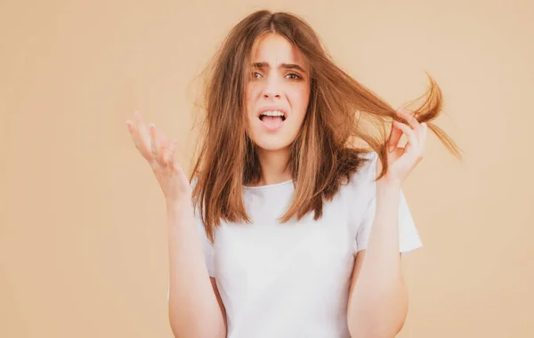 Cabello para el problema de pérdida de cabello, mujer mostrar su cabello enredado cabello dañado. —  Fotos de Stock