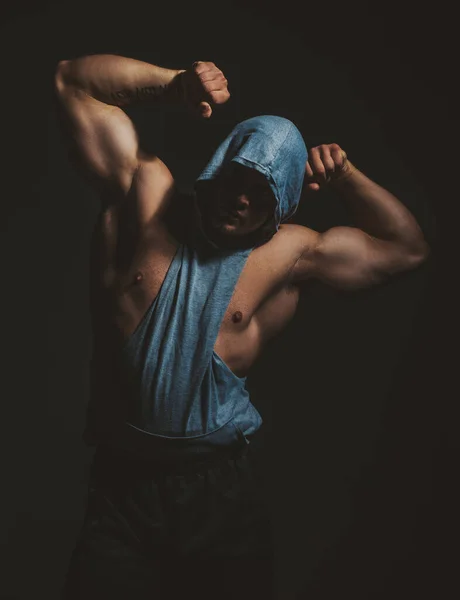 Uomo brutale, bel modello maschile, concetto di potere maschile e forte. Forte corpo maschile muscolare, ragazzo muscoli. — Foto Stock