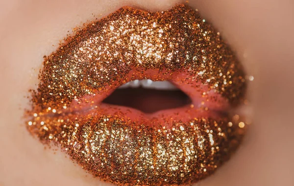 Beijo dourado. Closeup Lips Fashion Art. Cosméticos de maquiagem. Beleza. — Fotografia de Stock