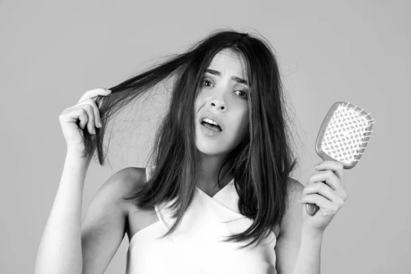 Saç dökülmesi sorunu olan bir kadın. Kel bir genç kızın portresi. Tedirgin bir kızın saç fırçasıyla kafasının fotoğrafı.. — Stok fotoğraf
