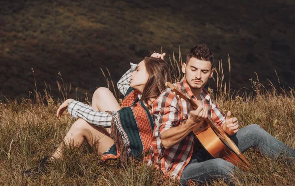 Pareja enamorada en el campamento. Música romántica y relaciones de pareja felices. Pareja romántica con guitarra. — Foto de Stock