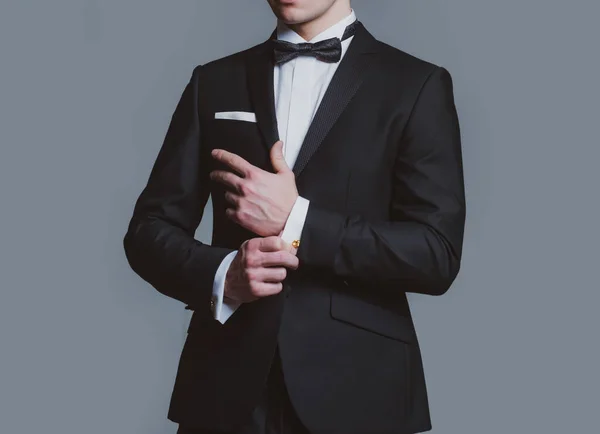 ビジネスファッションルック。カフスボタンを修理してる。黒のスーツの紳士。エレガントでスタイリッシュな服. — ストック写真