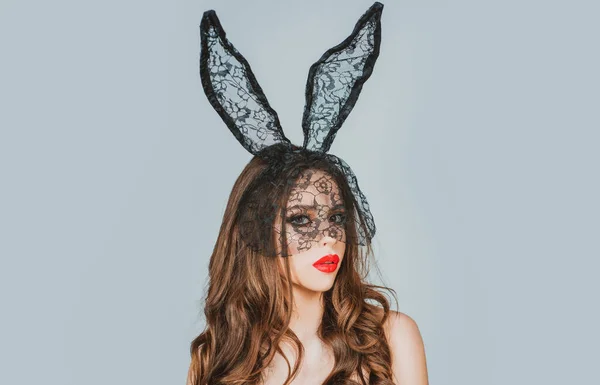 Sexy chica conejito de Pascua. Máscara de conejo mujer. Sensual seductora hembra. — Foto de Stock