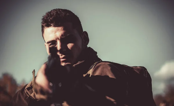 Jäger Ziel mit Laser-Visier. Kollidierende Sicht. Jäger mit Gewehr auf Jagd. — Stockfoto